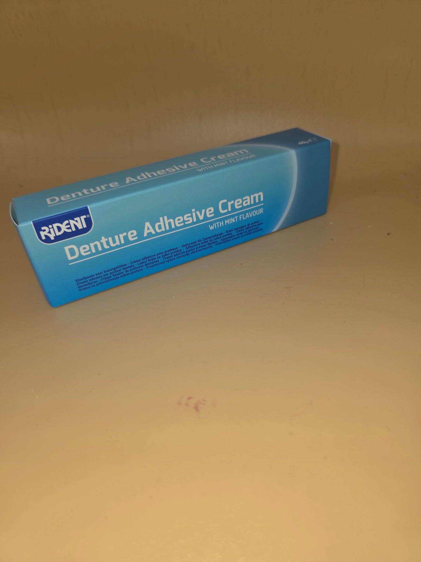 Adesivo per dentiere