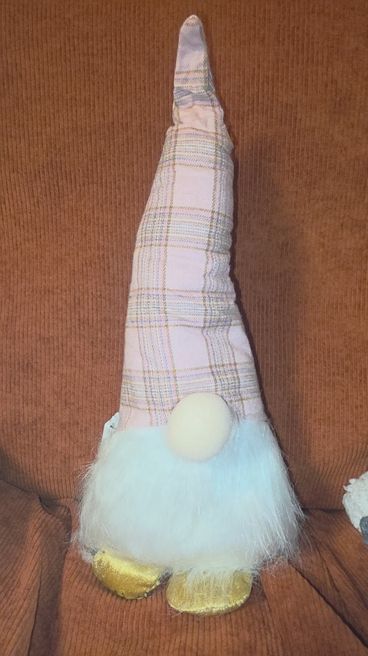 gnomo di primavera con cappello a scacchi rosa e bianchi e una lunga barba e a led