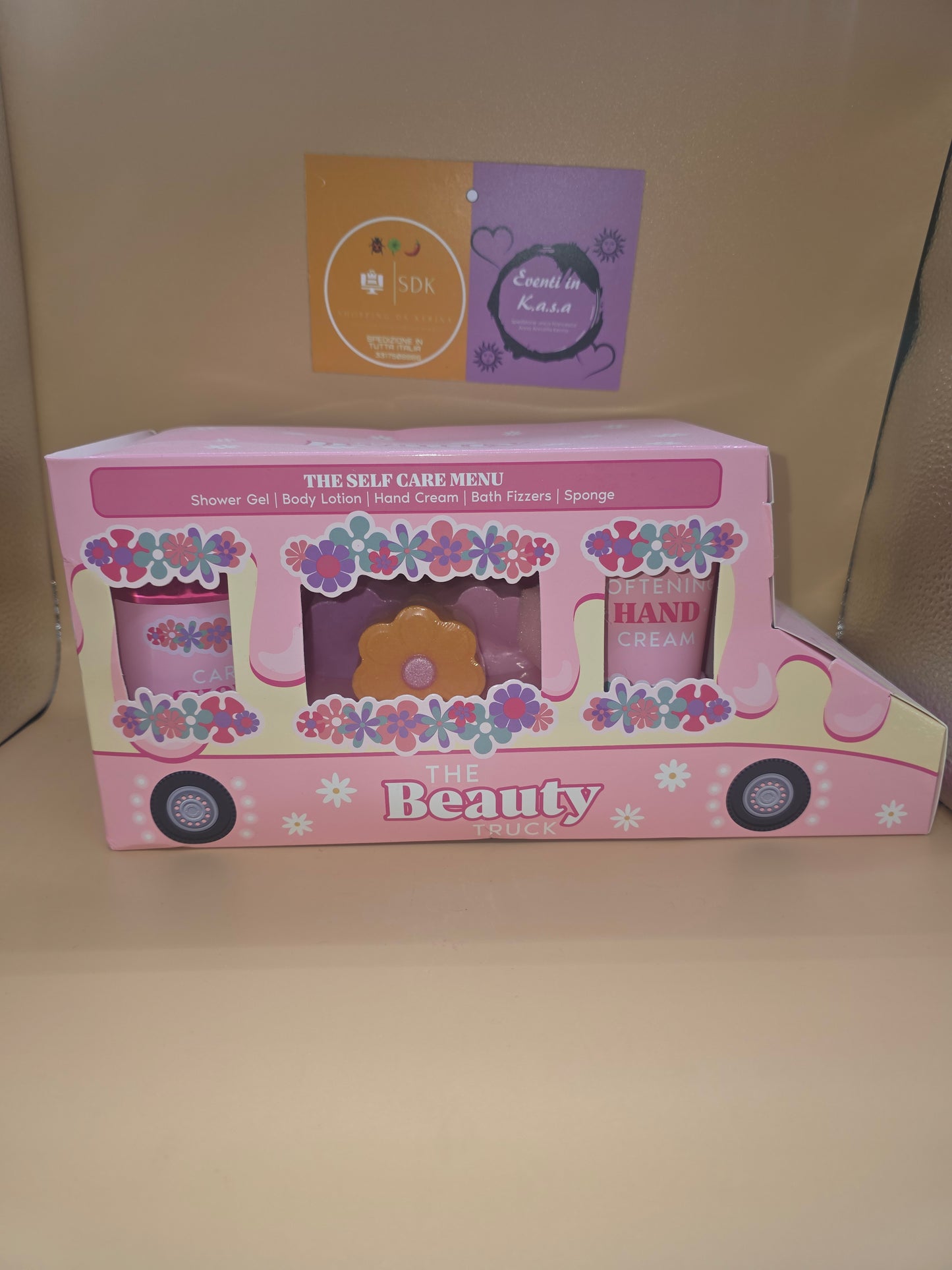 un set regalo di cosmetici per la cura del corpo in una confezione a forma di furgoncino rosa chiamato "The Beauty Truck".