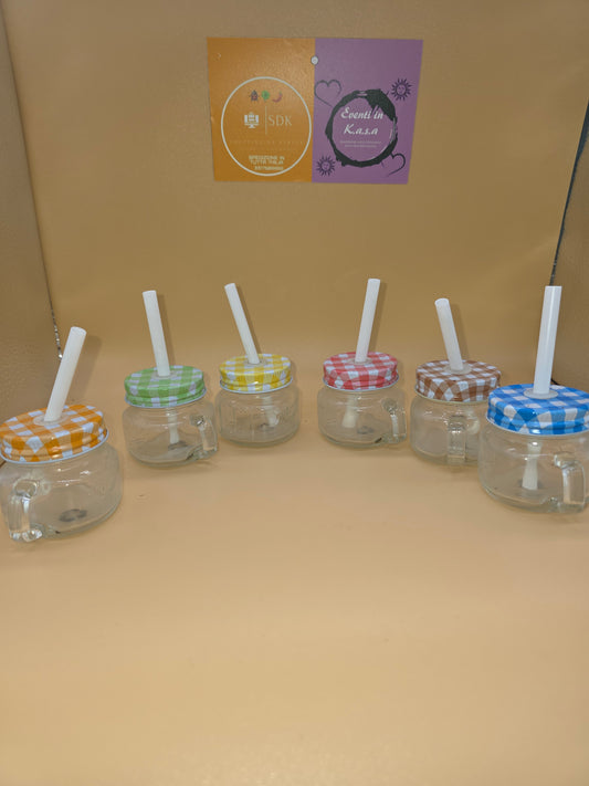 24 mini barattoli in vetro Mason Jar dotati di manico, cannuccia e coperchio colorato a quadretti.